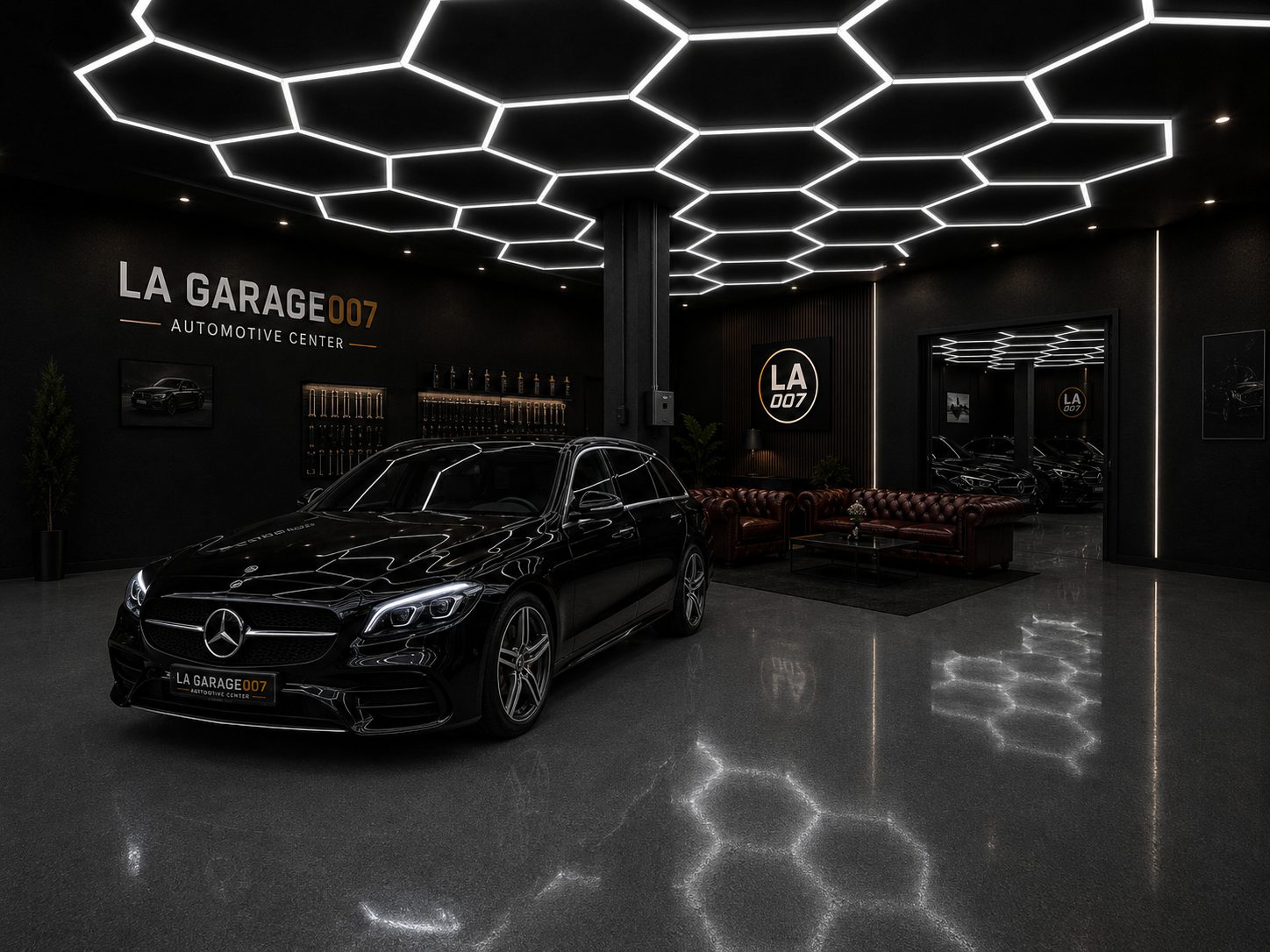 Interiér showroomu LA GARAGE007 s vozidlami pod hexagonálnym osvetlením